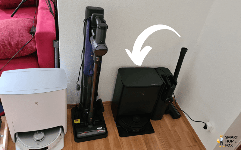 Ein Saug-Wischroboter inkl. Service Station und ein Akkusauger inkl. Absaugstation stehen neben der ECOVACS DEEBOT T30S COMBO COMPLETE Service Station.
